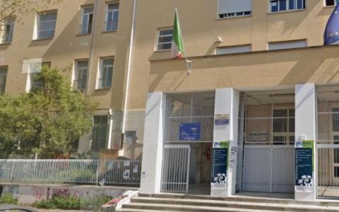 Attacco neofascista al liceo Bramante: il collettivo denuncia “Spacchiamo tutto”