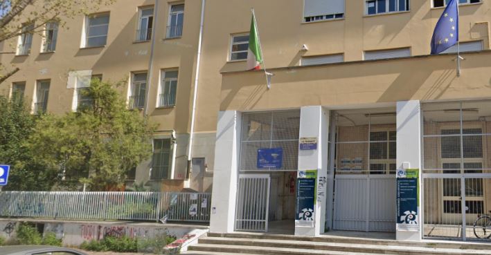 Attacco neofascista al liceo Bramante: il collettivo denuncia “Spacchiamo tutto”