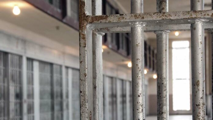 Denunciata per atti osceni con il marito in carcere davanti al figlio