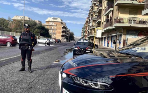 Scoperto un sistema di videosorveglianza per lo spaccio: tre arresti e cinque denunce