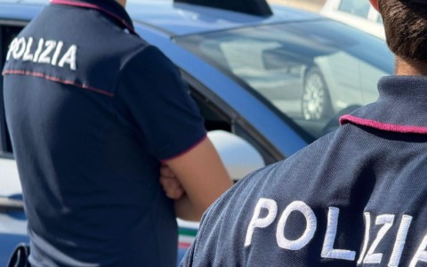 Un ordigno esplosivo colpisce una palazzina ad Ostia