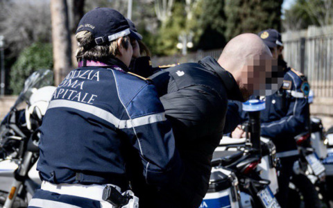 Agenti della Polizia Locale aggrediti durante un intervento per incidente stradale