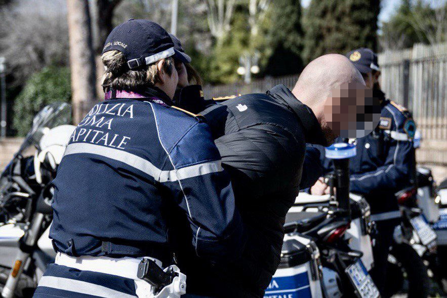 Agenti della Polizia Locale aggrediti durante un intervento per incidente stradale