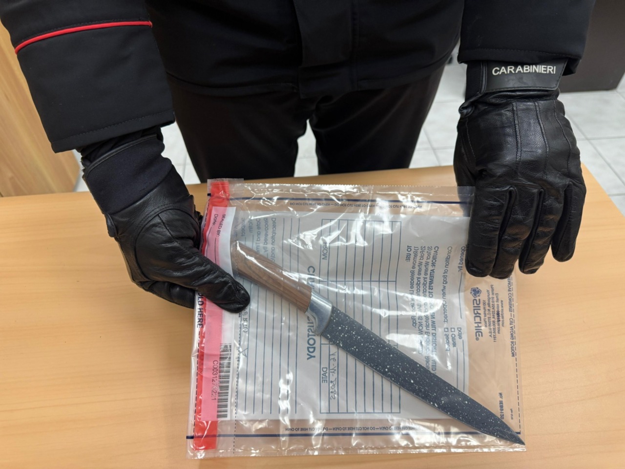 Arrestata donna per aver accoltellato il compagno durante una lite