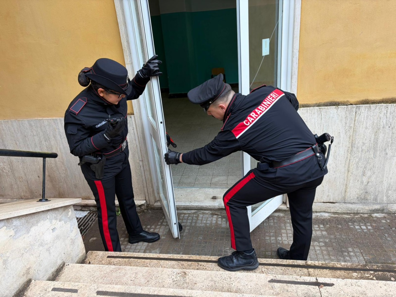Arrestato un 20enne per tentato furto in una scuola di Roma