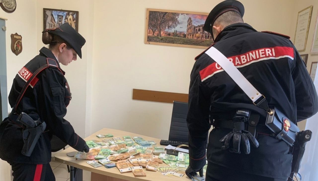 Arrestato un cittadino cinese per truffa con bancomat rubato, denunciata la moglie