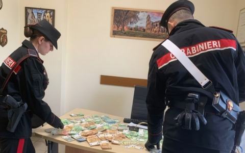 Arrestato un cittadino cinese per truffa con bancomat rubato, denunciata la moglie