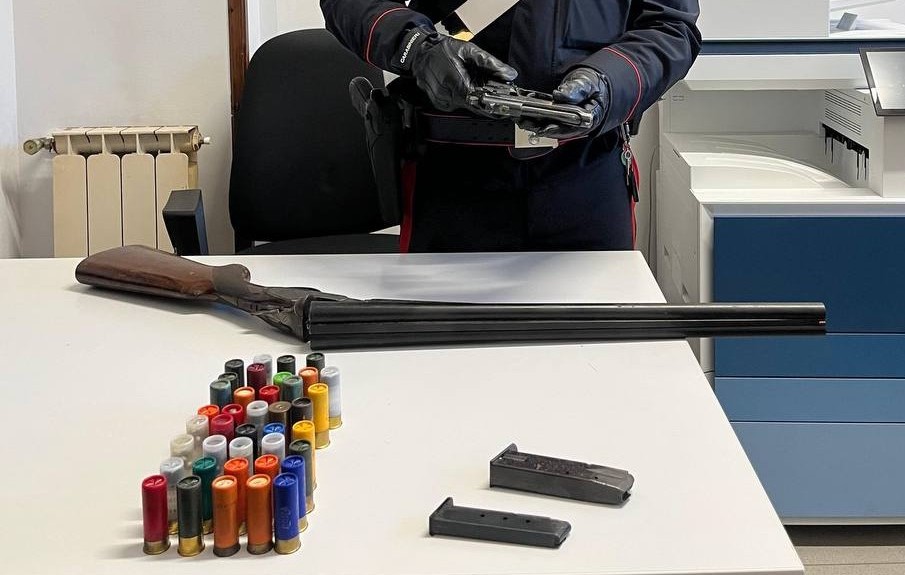 Arrestato un uomo per detenzione illegale di armi e munizioni
