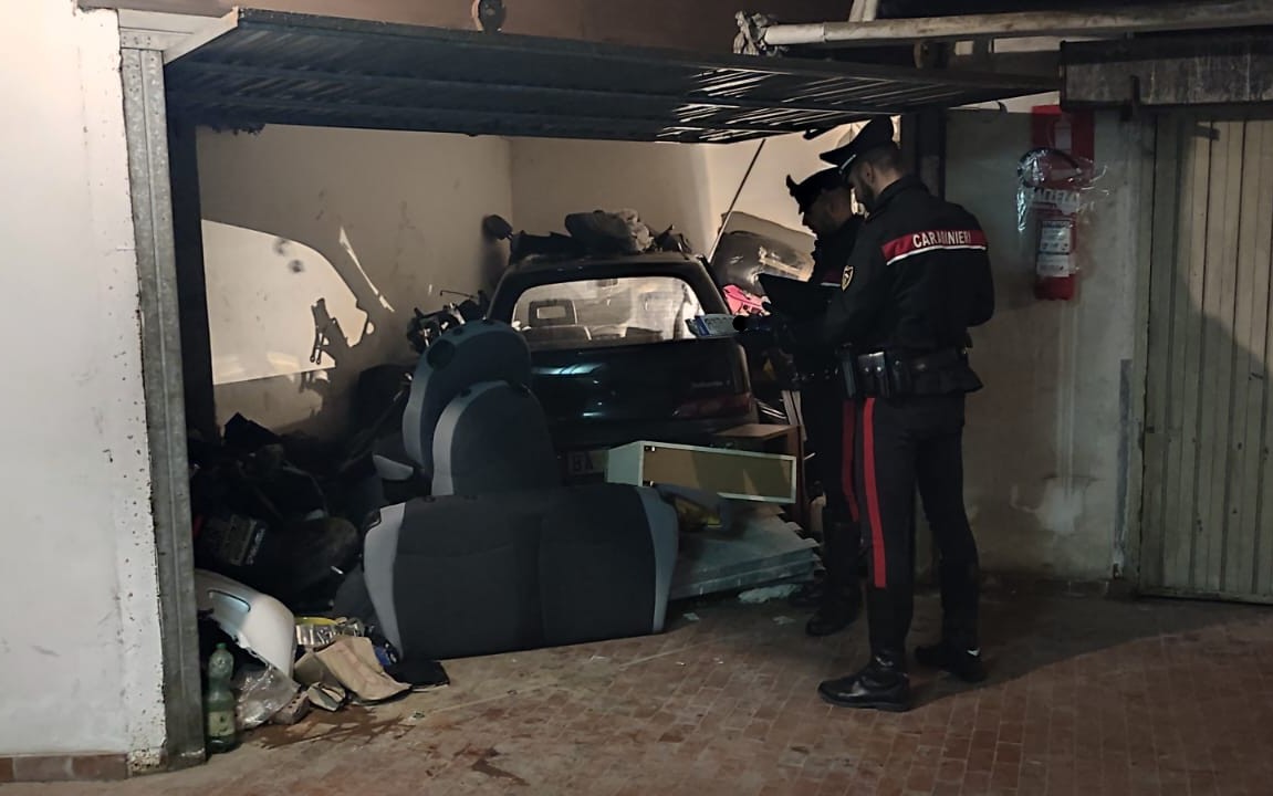 Arrestato un uomo per fuga con auto rubata e scoperto deposito di veicoli rubati