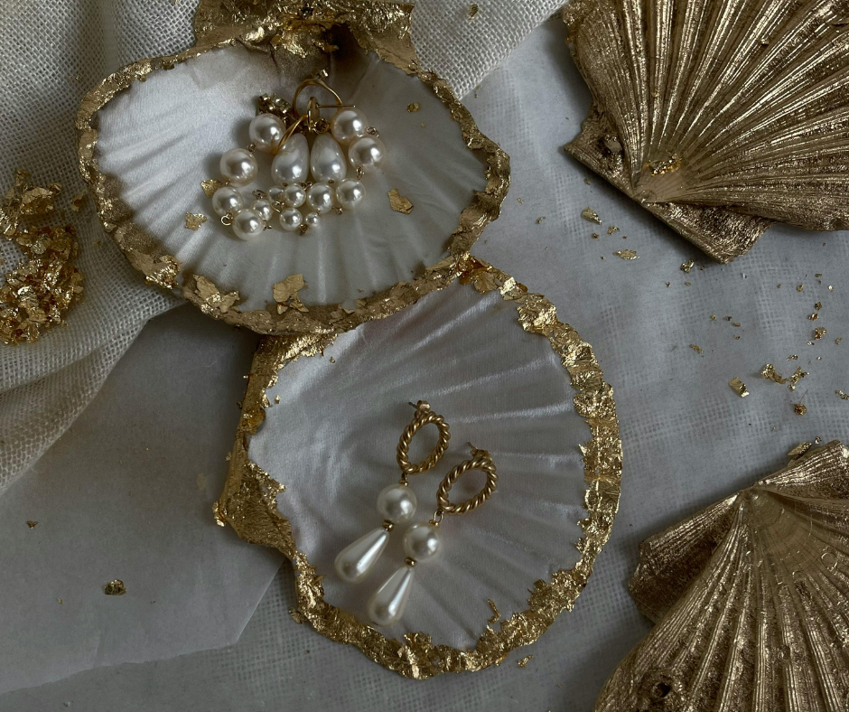 Banda di ladri sfonda vetrina e scappa con preziosi