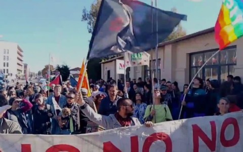 Circa 400 persone manifestano contro il porto crocieristico a Fiumicino