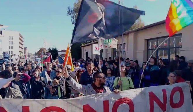 Circa 400 persone manifestano contro il porto crocieristico a Fiumicino