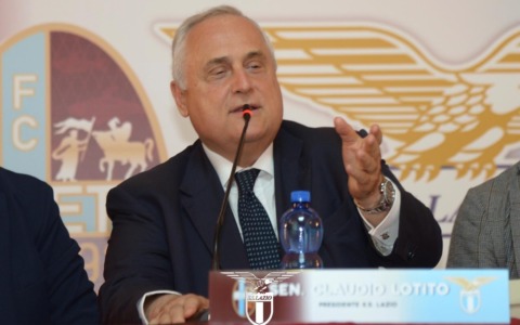 Claudio Lotito risponde alle contestazioni: “Non vendo, resto qui”