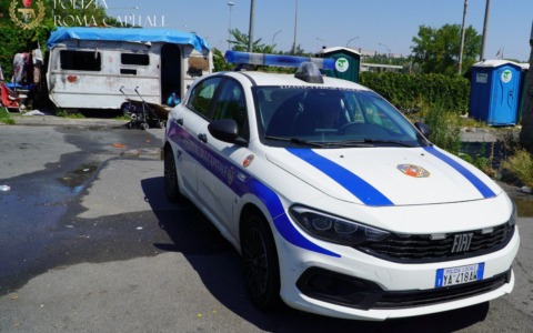 Controlli della Polizia Locale al campo nomadi di Via di Salone