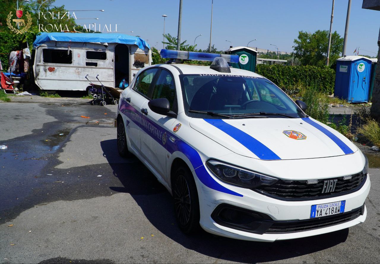 Controlli della Polizia Locale al campo nomadi di Via di Salone