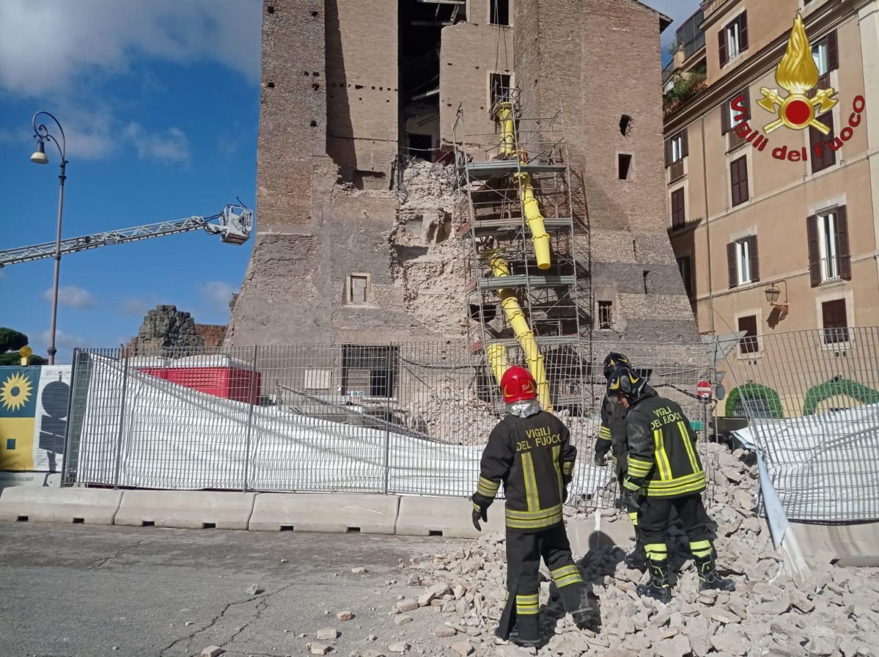 Crollo alla Torre dei Conti: indagini in corso da parte dei Carabinieri
