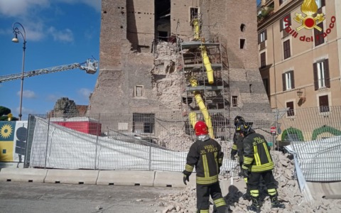 Crollo della Torre dei Conti, la Sovrintendenza chiarisce: “Nessun appalto a cascata”