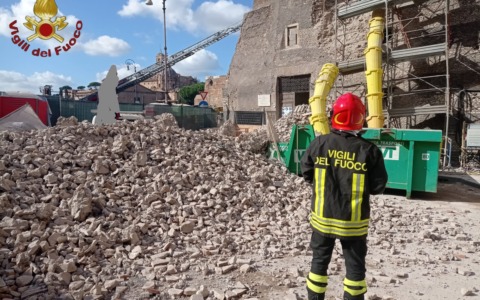 Crollo parziale della Torre dei Conti: soccorsi in corso