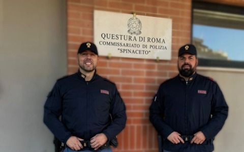 Due agenti della polizia salvano un’anziana intrappolata in un incendio