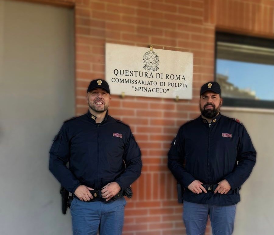 Due agenti della polizia salvano un’anziana intrappolata in un incendio