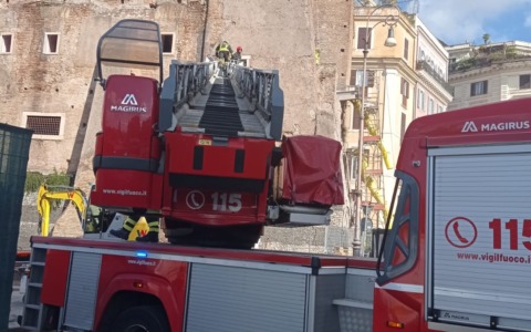 Evacuazione dei residenti vicino alla Torre dei Conti dopo il crollo di ieri