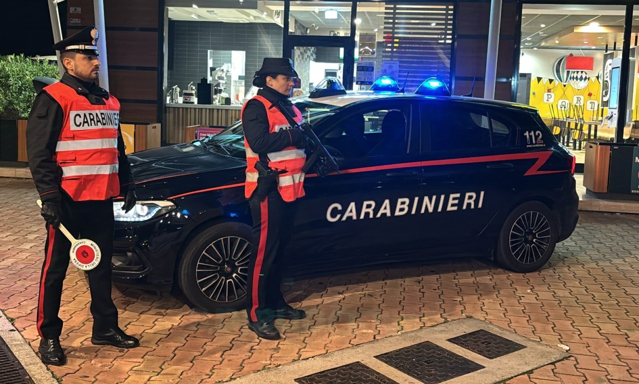 Fuga dai Carabinieri: due arresti e tre ricercati