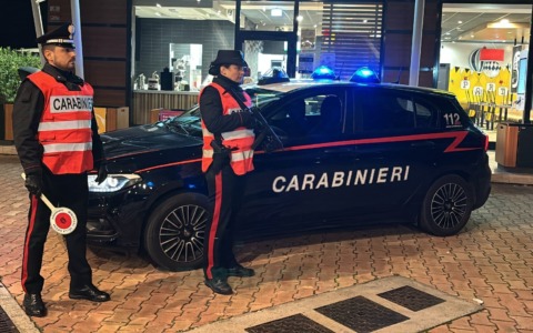 Fuga dai Carabinieri: due arresti e tre ricercati