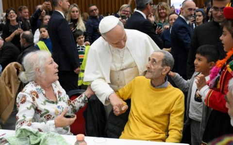 Giornata dei Poveri: il Papa condivide il pranzo con 1300 ospiti