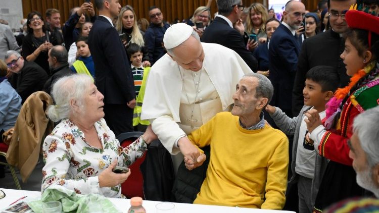 Giornata dei Poveri: il Papa condivide il pranzo con 1300 ospiti