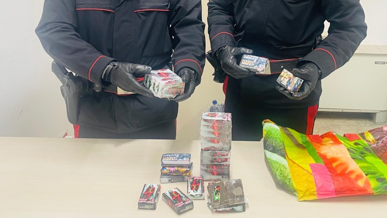 Giovane di 22 anni arrestato con due chili di hashish nella Fiat 500