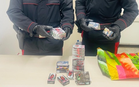 Giovane di 22 anni arrestato con due chili di hashish nella Fiat 500