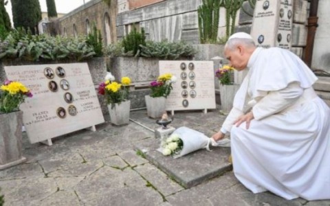 Il Papa al Verano: un appello per la pace in Sudan e Tanzania