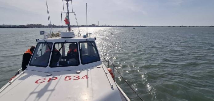 Imbarcazione si incaglia sugli scogli vicino al Porto di Ostia, soccorsi due diportisti