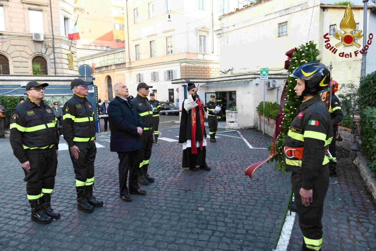 Inaugurata una nuova stele in onore dei Vigili del Fuoco caduti