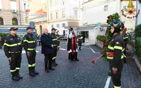 Inaugurata una nuova stele in onore dei Vigili del Fuoco caduti