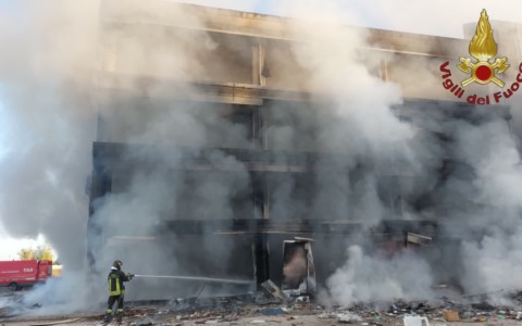 Incendio a Tor Cervara, avviato il monitoraggio della qualità dell’aria