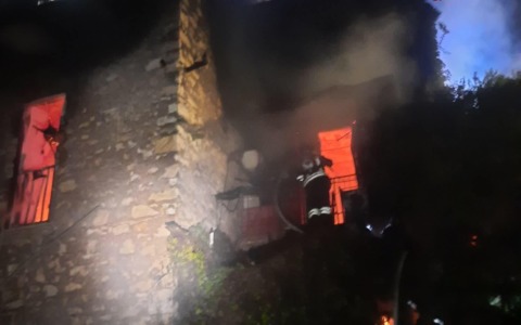 Incendio in un appartamento: Vigili del Fuoco salvano quattro persone