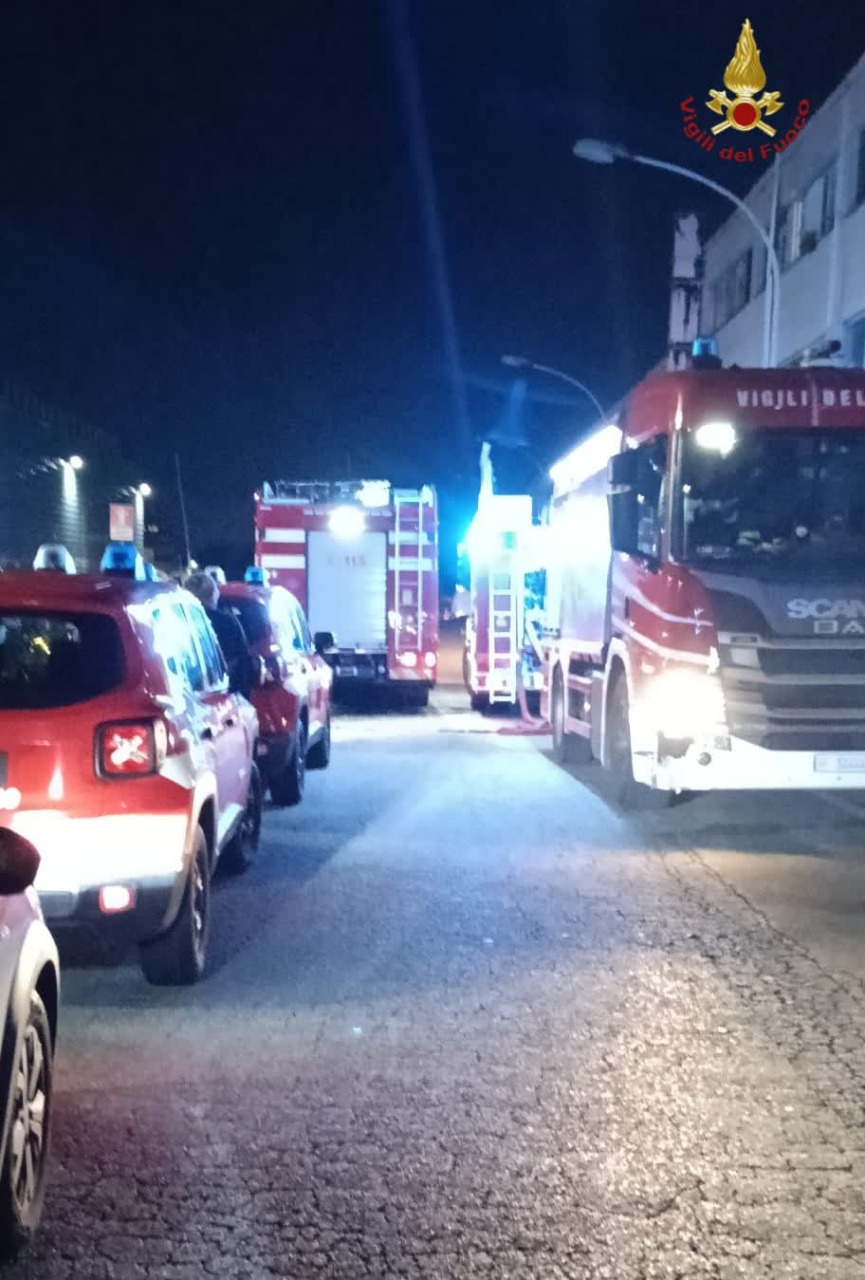 Incendio in un capannone, tre intossicati a Roma