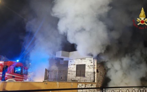 Incendio in un magazzino di proprietà cinese: nove squadre dei Vigili del Fuoco in azione