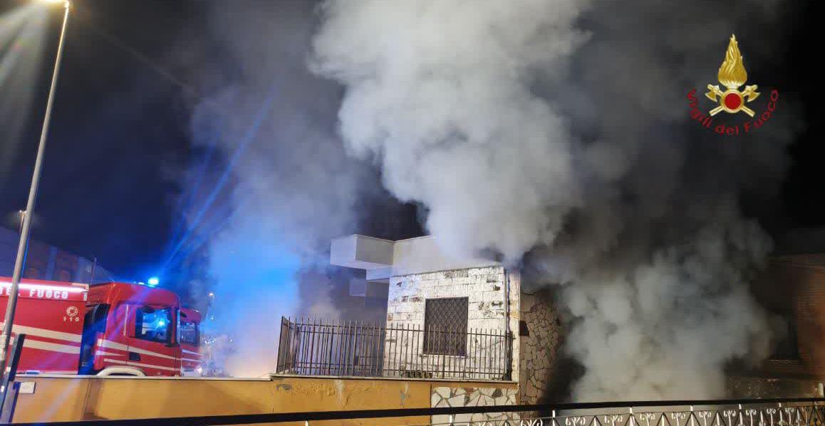 Incendio in un magazzino di proprietà cinese: nove squadre dei Vigili del Fuoco in azione