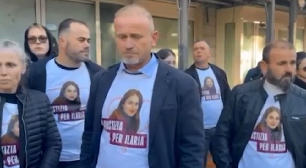 Inizia il processo per l’omicidio di Ilaria Sula, i genitori in aula chiedono giustizia