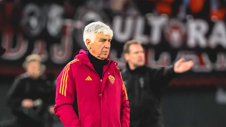 La Roma in campo: sfida scudetto contro il Napoli