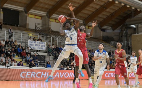 La Virtus Roma prevale nel derby contro la Benacquista Latina 89-80