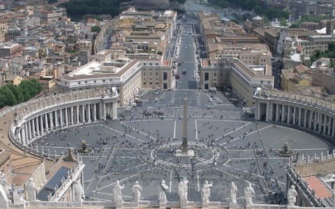 Loredana Cannata tenta di scavalcare le transenne in Piazza San Pietro