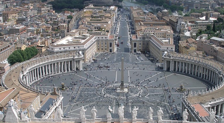 Loredana Cannata tenta di scavalcare le transenne in Piazza San Pietro