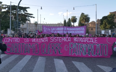 Manifestazione contro la violenza sulle donne: il corteo di “Non una di meno”