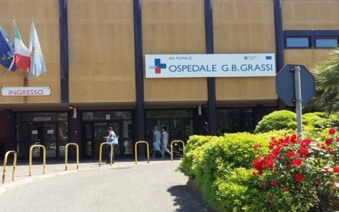 Minacce di autolesionismo per la relazione del figlio con un’italiana