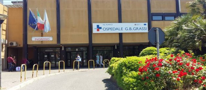 Minacce di autolesionismo per la relazione del figlio con un’italiana