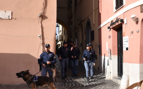Polizia di Stato: tre arresti per droga e uno per violenza domestica