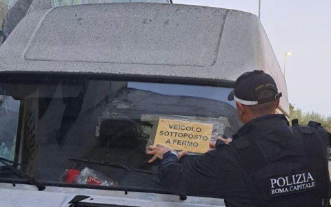 Polizia Locale intercetta furgone carico di rifiuti pericolosi: denunciati padre e figlio